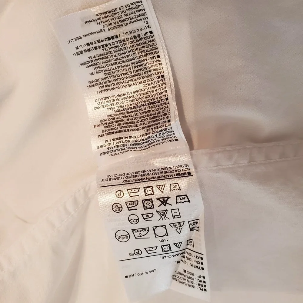 Banana Republic classic button down white shirt Size L. 97% cotton 3%Lycra.